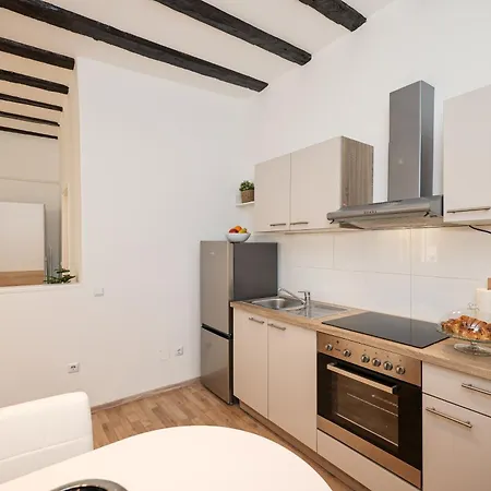 Kalelarga Apartment *